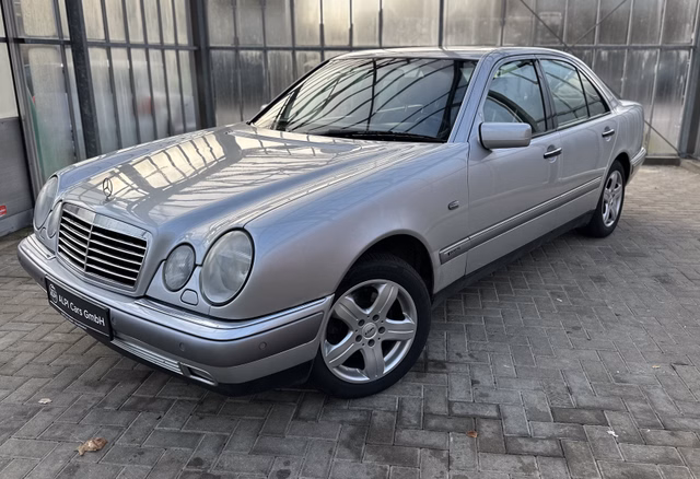 Mercedes-Benz E 320 4Matic  TÜV/EXTREM GUT AUSGESTATTET - foto 1