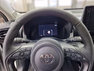 Toyota Yaris Hybrid Teamplayer +Safety- & Comf. Paket + Allwetterreifen - bilder 18