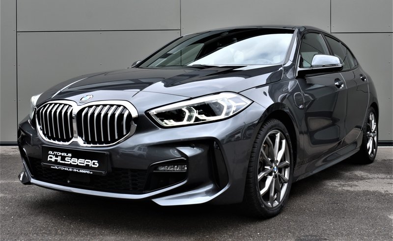 BMW 118 i M Sport NAVI/LED/LEDER/AHK/PANO/LANE/BMW LIVE COCKPIT