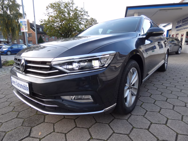 Volkswagen Passat Variant Elegance Highline AHK Rückfahrkamera Navi LED