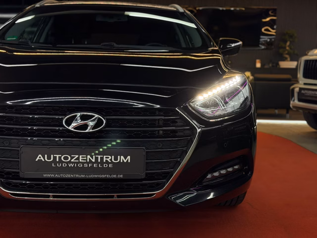 Hyundai i40 cw 2,0L LED / CARPALY / SHZ / NAVI / DAB / PDC / TEMP Trend - foto 9