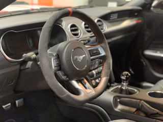 NPML1 Lenkrad GT 350 Alcantara Naht/Mittelstrich rot