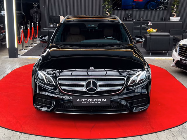 Mercedes-Benz E 400T-Modell AMG-LINE LED/4-MATIC/NAVI - photo 1