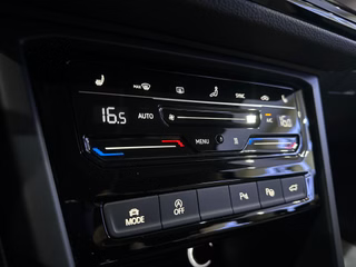Volkswagen Touran 2.0TDI DSG 7SITZE STANDHZ SOUNDSYS CARPL. - bilder 42