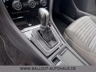 Volkswagen Golf VII Lim.Cup*2.HAND*PANO*KLIMA*NAVI*SHZ*EUR5 - bilder 3
