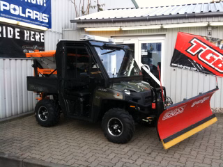 Polaris Ranger 800 Winterdienst-Fahrzeug mit Vollausstattung; Großer Streuer 380L mit Rühr- und Rüttelwerk, Hydr. Schneeschild, Kabine mit Frontscheibe zum öffnen, Standheizung, LED Warnlichtbalken, LED Arbeitsscheinwerfer mit 4200 lumen, 2te Arbeistbatterie mit Trennrelai, GPS Navigation, Radio/CD, Halter für Besen und Schaufel, extra Streugutbehälter für den kleinen Handeinsatz usw. usw.