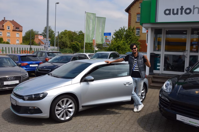 Glückliche Kunden in Autohaus NeckarAlb