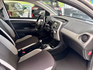 Toyota AYGO 1,0 x-play USB Bluetooth BC Klima ZV - foto 19