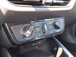 Skoda Fabia 1.0 MPI Active KLIMA / CARPLAY / SITZHEIZUNG / PDC - foto 9