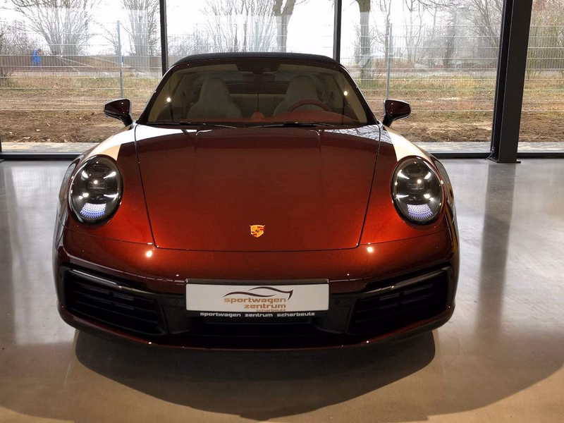 Porsche 992 Targa Heritage Edition mit UHR INSPEKTION NEU