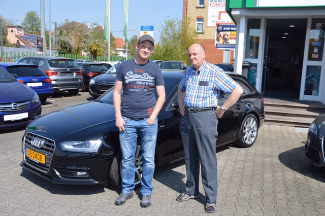 Glückliche Kunden in Autohaus NeckarAlb