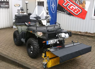 Polaris Sportsman 500 Winterdienst-Fahrzeug mit Sonderausstattung wie Streuer, Windschutzscheibe und Frontbürste
