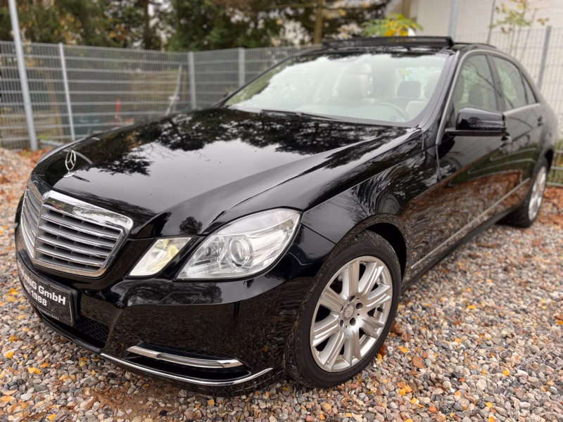 Mercedes-Benz E300 V6 4MATIC ELEGANCE *KAMERA*PANORAMA*