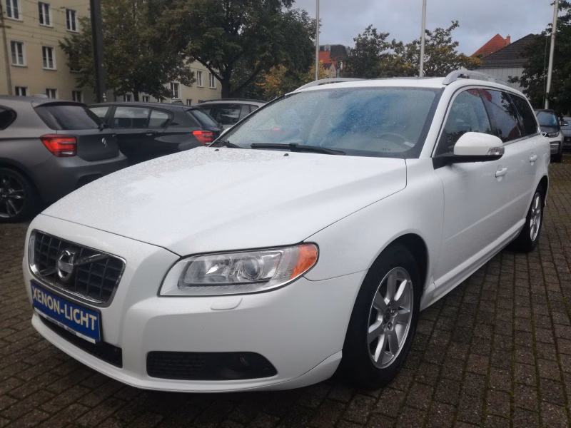 Volvo V70 Kombi Summum*LEDER*XENON*GSD*AHK*