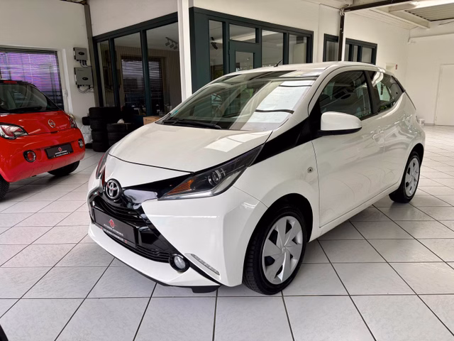 Toyota AYGO aut. x-play touch Kamera USB Bluetooth Klim Gebrauchtwagen Kaufen | EZ 04/2017 | Preis 9.599 €
