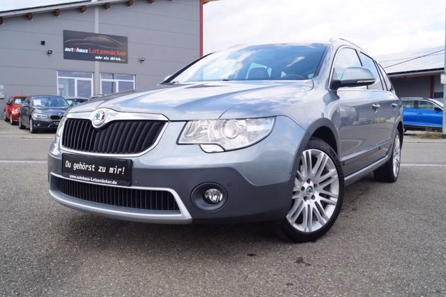 Skoda Superb Combi 2.0 TDI Elegance 4X4 NAVI,XENON,AHK,SHZ,PDC