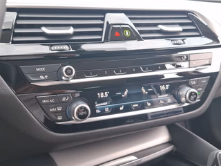 BMW 530 i Touring / AUTOMATIK / NAVI / LED / KAMERA / SITZHEIZUNG - bilder 9
