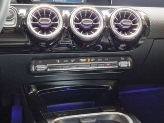 Mercedes-Benz A 180d Limousine Style*8G-DCT*KEYLESS*CARPLAY* - bilder 20