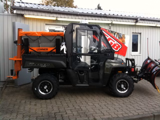 Polaris Ranger 800 Winterdienst-Fahrzeug mit Vollausstattung; Großer Streuer 380L mit Rühr- und Rüttelwerk, Hydr. Schneeschild, Kabine mit Frontscheibe zum öffnen, Standheizung, LED Warnlichtbalken, LED Arbeitsscheinwerfer mit 4200 lumen, 2te Arbeistbatterie mit Trennrelai, GPS Navigation, Radio/CD, Halter für Besen und Schaufel, extra Streugutbehälter für den kleinen Handeinsatz usw. usw.