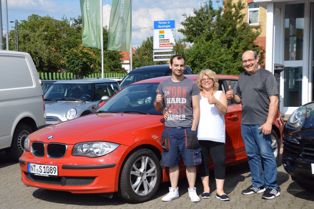 Glückliche Kunden in Autohaus NeckarAlb