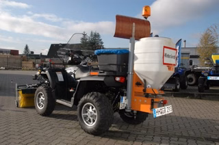 Polaris Sportsman 800 4x4 Winterdienst-Fahrzeug mit Sonderausstattung wie Streuer und Frontbürste.