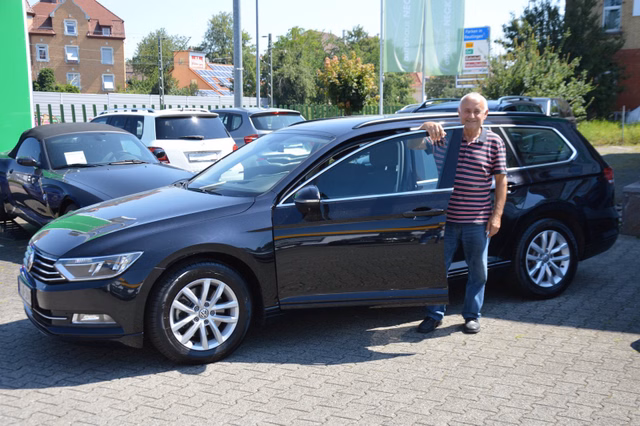 Glückliche Kunden in Autohaus NeckarAlb