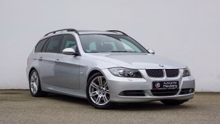 BMW 330 i/ NAVI Prof./SHZ/PANORAMADACH/2. HAND/AHK