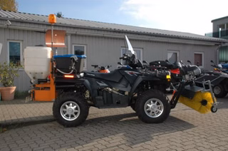 Polaris Sportsman 800 4x4 Winterdienst-Fahrzeug mit Sonderausstattung wie Streuer und Frontbürste.