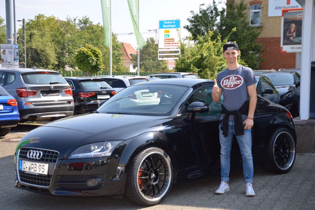 Glückliche Kunden in Autohaus NeckarAlb