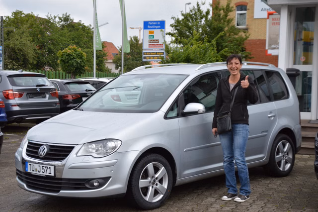Glückliche Kunden in Autohaus NeckarAlb