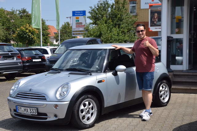 Glückliche Kunden in Autohaus NeckarAlb