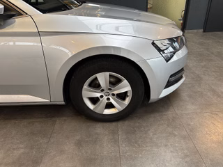 Skoda Superb 2.0TDI*Combi*7G*Kamera*LED* - bilder 8