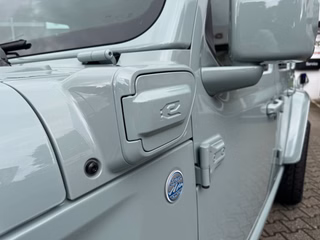 Jeep Wrangler Unlimited Rubicon 4xe Sonder-Umbau Komplettlackierung - bilder 18