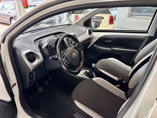 Toyota AYGO 1,0 x-play USB Bluetooth BC Klima ZV - foto 16