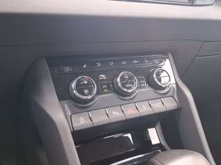 Skoda Karoq 1.5 TSI Selection DSG / ACC / AHK / ALCANTARA / NAVI - foto 9
