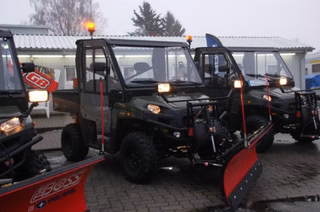 Polaris Ranger XP 800 4x4 Winterdienst-Fahrzeug mit Kabine, Standheizung, Hydraulischem Schild und Streuer, Automatik Antrieb mit Untersetzung und Allradantrieb, Ladefläche und AHK, 3 Sitzer, LOF Zulassung.