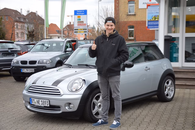Glückliche Kunden in Autohaus NeckarAlb