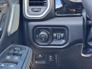 Dodge RAM 1500 Laramie Night AHK , Beifahrerdisplay - bilder 35