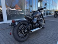 Daumennagel 4 - Triumph Bonneville Bobber MY26 Kurven-ABS