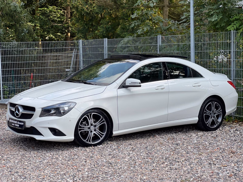 Mercedes-Benz CLA180*URBAN* KAMERA*NAVI *PANO *