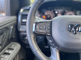Dodge RAM 5.7 V8 HEMI Limited Night 2026 + 3 Jahre Garantie - bilder 22