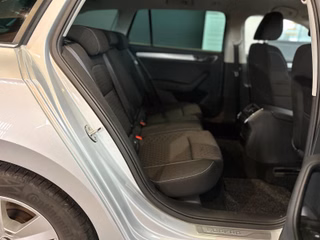 Skoda Superb 2.0TDI*Combi*7G*Kamera*LED* - bilder 28