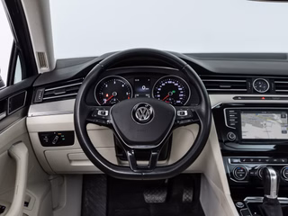 Volkswagen Passat Variant 2.0 TDI 4M LED PANO ACC AHK RFK - bilder 8