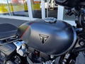 Daumennagel 15 - Triumph Bonneville Bobber MY26 Kurven-ABS