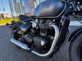 Daumennagel 12 - Triumph Bonneville Bobber MY26 Kurven-ABS