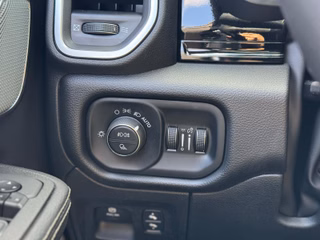 Dodge RAM 1500 Laramie Night AHK , Beifahrerdisplay - bilder 31