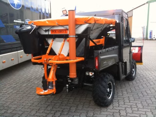 Polaris Ranger 800 Winterdienst-Fahrzeug mit Vollausstattung; Großer Streuer 380L mit Rühr- und Rüttelwerk, Hydr. Schneeschild, Kabine mit Frontscheibe zum öffnen, Standheizung, LED Warnlichtbalken, LED Arbeitsscheinwerfer mit 4200 lumen, 2te Arbeistbatterie mit Trennrelai, GPS Navigation, Radio/CD, Halter für Besen und Schaufel, extra Streugutbehälter für den kleinen Handeinsatz usw. usw.