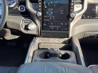 Dodge RAM 1500 Laramie Night AHK , Beifahrerdisplay - bilder 32
