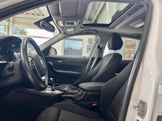BMW 118 d Sport Line aut.  LED GSHD Navi PDC AHK SHZ - bilder 19