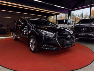 Hyundai i40 cw 2,0L LED / CARPALY / SHZ / NAVI / DAB / PDC / TEMP Trend - foto 2